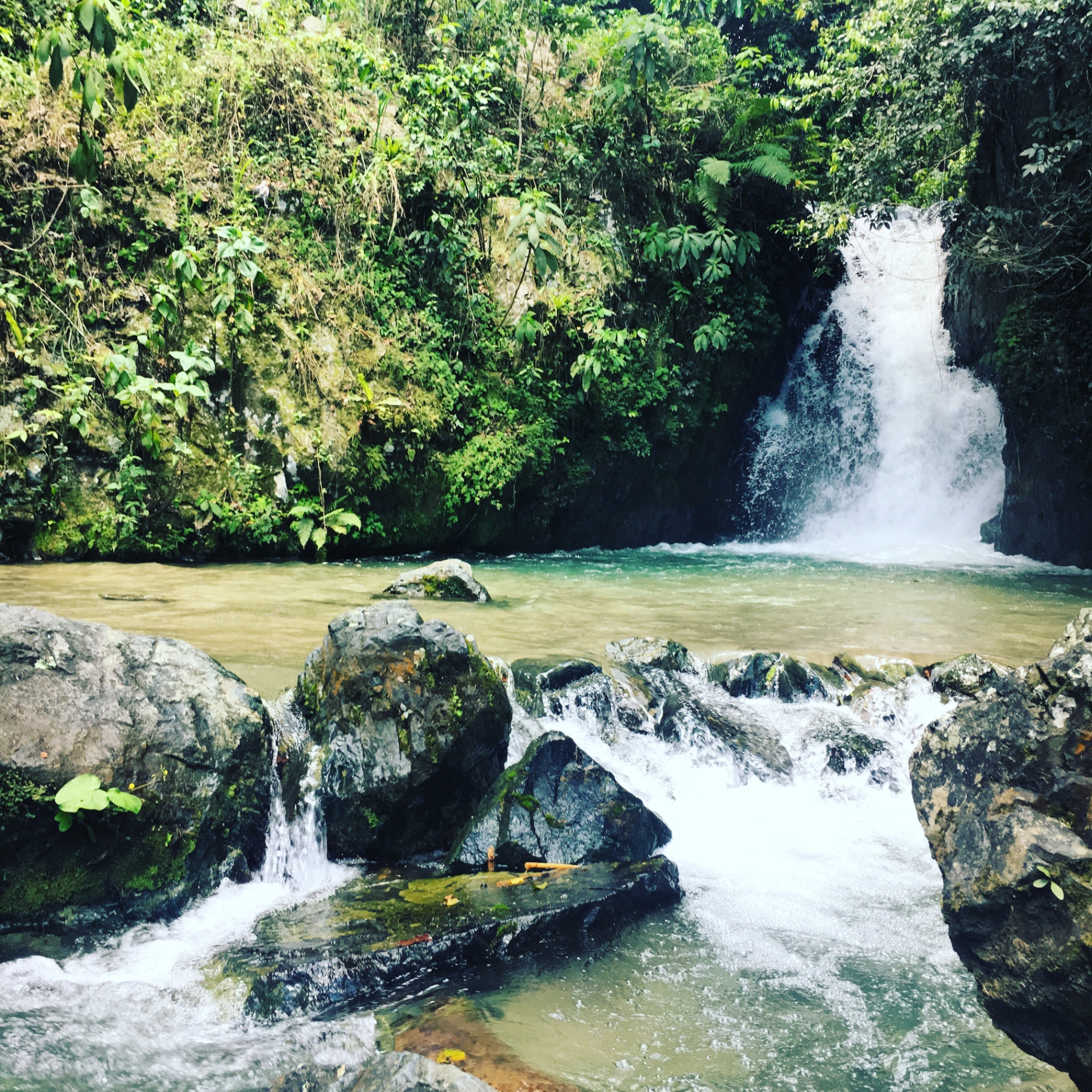 Acceso a río con cascada, y piscina privada