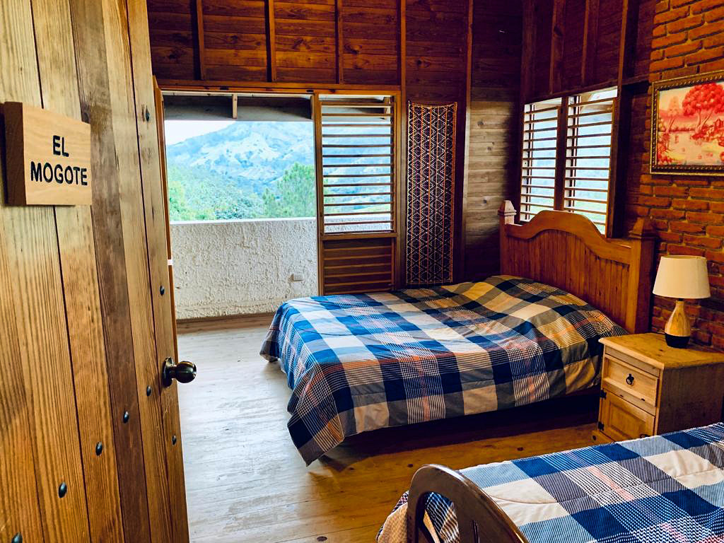 Habitaciones con balcones y baños privados
